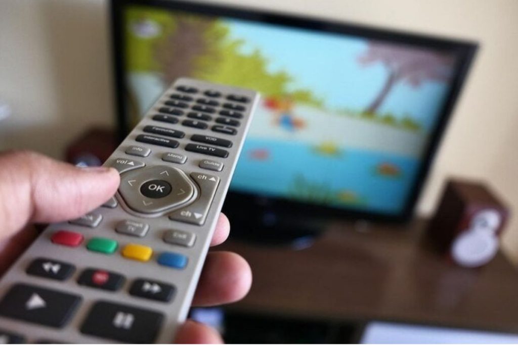 Best IPTV servces in canada A TV screen showing IPTV apps in a cozy room.