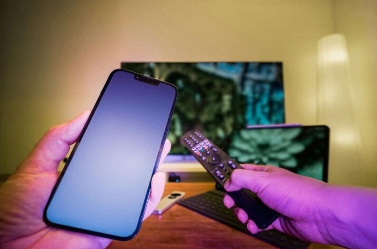 Smart TV displaying IPTV Canada channels.