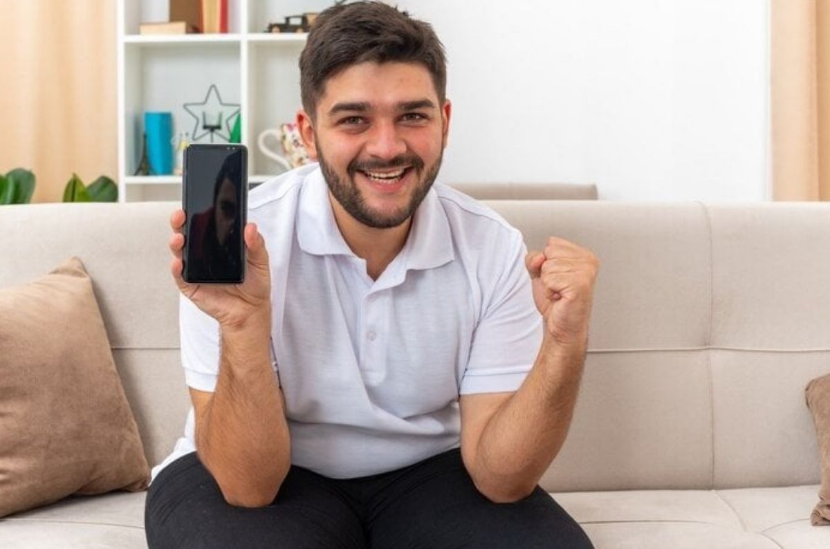  IPTV Canada services offering live TV and on-demand streaming.