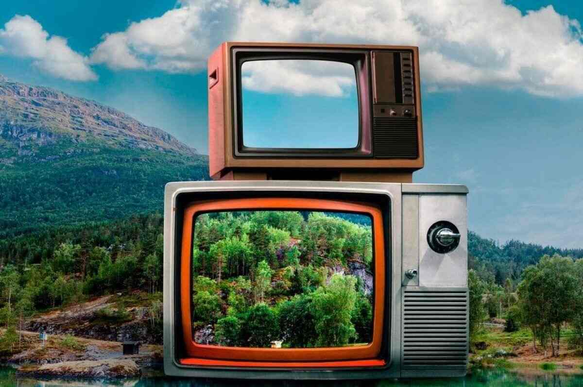  Top IPTV Canada services with live TV and on-demand content.